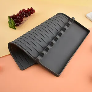 Graue Silikon Grill- und Gewürzmatte, Küchenutensilien-Abtropfschale für Outdoor-Camping.