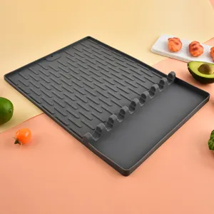 Dunkelgraue Silikon-Grillgewürzmatte mit Werkzeugschlitzen und Abtropfschale für Outdoor
