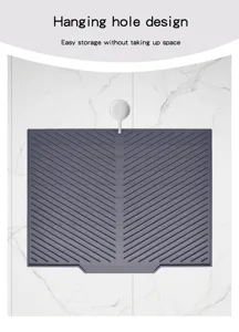 Detail de tapis egouttoir en silicone avec trou de suspension et rainures antiderapantes.