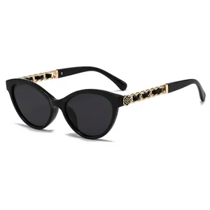 Occhiali da sole cat-eye alla moda da donna con catene di metallo e dettaglio chic.