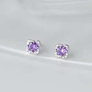 Detailaufnahme von S925 Silber lila Blumen Ohrringen mit funkelnden Zirkonsteinen.