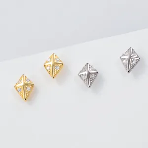 Detailopname van prachtige S925 zilveren diamant bezette vlieger oorknopjes.
