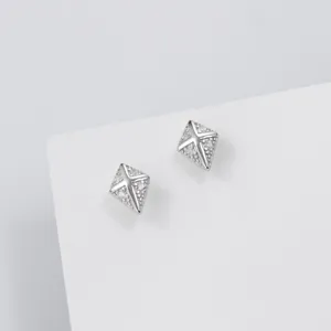 Gedetailleerde close-up van S925 zilveren diamant ingelegde vlieger oorknopjes, geometrisch.