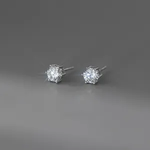 Zarte S925 Silber runde Moissanit Ohrstecker mit sechs Krappen, glänzend und elegant detail.
