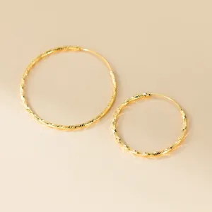 Große hohle Silber-Kreolen im Set, golden glänzendes Facettendesign, elegant und modern.