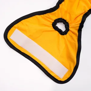 Nahaufnahme der gelben Haustier Hundehangenhose mit praktischem Schwanzloch und Klettverschluss.