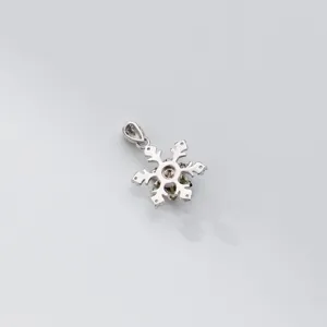Vue détaillée du pendentif flocon de neige en argent sterling diamant tourmaline.