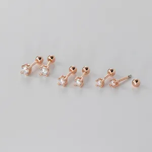 Nahaufnahme von Sterling Silber Moissanit Ohrsteckern im minimalistischen Roségold Design.