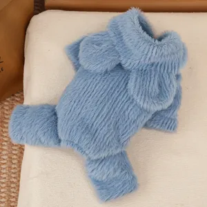 Detalle de mono de felpa para mascota, ropa suave de invierno para perro gato