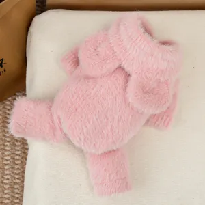 Adorable mono rosa y esponjoso para mascotas, ropa de invierno cálida de piel sintética suave.