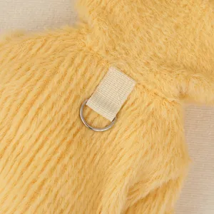 Primer plano detallado de chaleco de piel sintética amarilla para mascotas con anilla en D.
