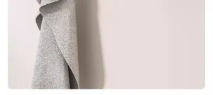 Grijze stoffen doek detailopname, zachte textuur op een schone minimalistische wand.