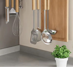 Ensemble d'ustensiles de cuisine en acier inoxydable avec poignées en bois pratiques.