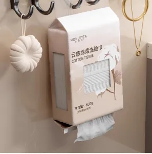 Détail de tissu facial en coton suspendu montrant le design de rangement mural pour salle de bain.