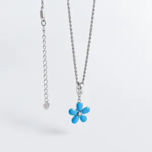 Detailansicht der silbernen Kette mit blauem fünfblättrigen Blumenanhänger und Zirkon.