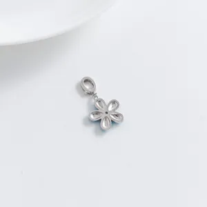 Exquisites S925 Silber fünfblättrige Blume Anhänger Schmuck Detailaufnahme minimalistisch.
