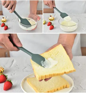 Spatola da pasticceria in silicone verde scuro in dettaglio, raschietto per crema per dolci.