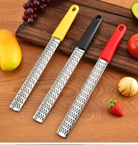 Pratica grattugia per formaggio e limone in acciaio inox con manici colorati per cucina.