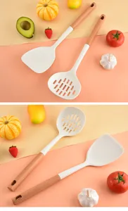 Détail de l'ensemble d'ustensiles de cuisine en silicone avec spatule et cuillère bois.