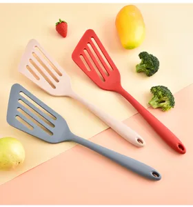 Paletta forata in silicone per padelle antiaderenti, utensile da cucina resistente.