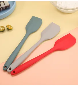 Vista dettagliata di spatole in silicone colorate, perfette per dolci e impasti da forno.