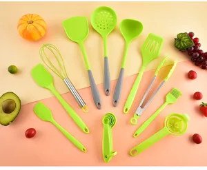 Set di utensili da cucina in silicone, strumenti di cottura verdi, spatole e fruste per dolci.