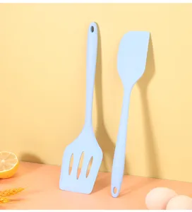 Vista dettagliata del set di utensili da cucina in silicone blu con spatola e paletta.