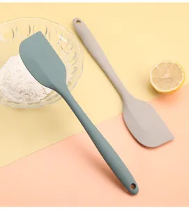 Vista dettagliata della spatola in silicone, flessibile strumento da forno per crema e farina.