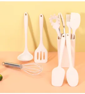 Vue detaillee de l'ensemble d'ustensiles de cuisine en silicone avec spatules roses.