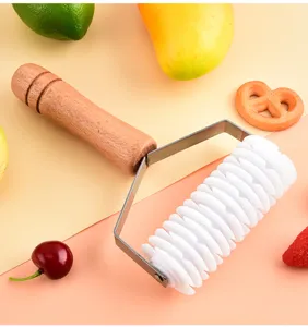 Detailaufnahme des Teigrollers mit Holzgriff und Edelstahlelementen zum Backen.