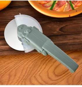 Rotella tagliapizza in acciaio inossidabile con manico a moto e copertura di protezione.