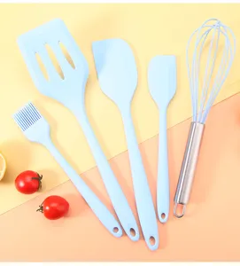 Set di utensili da cucina in silicone blu con spatola, pennello e frusta per dolci.