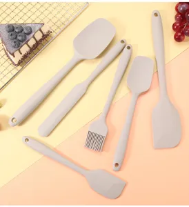 Vista dettagliata di set spatola e pennello in silicone resistente al calore per dolci e cucina.