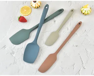 Set di 4 spatole in silicone per dolci, raschietti per crema di torte e strumenti di lisciatura.