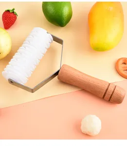 Sechsrätiger Teigschneider mit Holzgriff für Küchenbacken, Pizzaschnitt und Nudelschneiden.
