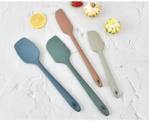 Set di spatole in silicone per dolci, raschietto per crema, kit da quattro pezzi.