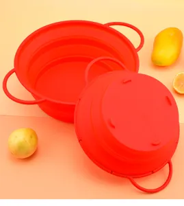 Round collapsible silicone draining basket for kitchen fruit vegetable washing and steaming.