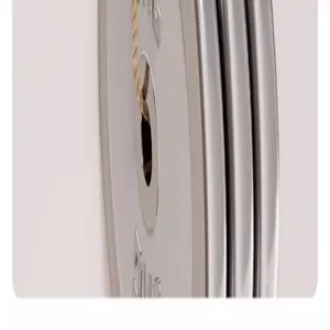 Close-up detail van de metalen ring en het gat aan de sterke zuignaphaak met glanzende afwerking.