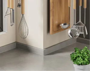 Détail ustensile cuisine acier inoxydable manche bois outil cuisson support suspendu vue