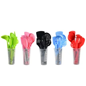 Set utensili da cucina per pasticceria in silicone con misurini e spatole colorati.