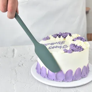 Spatola in silicone verde scuro per torte e pasticceria, utensile ergonomico per glassa.