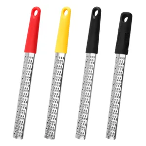 Grattugia per formaggio in acciaio inossidabile e zester per limone con manico in plastica.