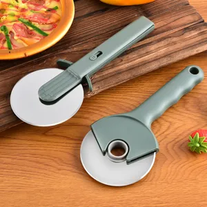 Set di rotelle tagliapizza in acciaio inossidabile con manico verde ergonomico.