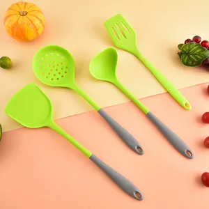 Set di utensili da cucina in silicone verde con spatole e mettolata per cottura vista principale