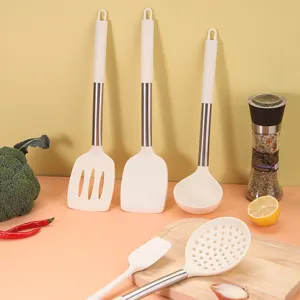 Set di utensili da cucina in silicone con manico in acciaio inox, spatola e mestolo antiaderenti.