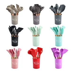 Set di utensili da cucina in silicone con manici in legno e comodo supporto incluso.
