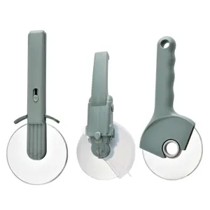 Set tagliapizza in acciaio inossidabile con tre manici verdi creativi per tagliare.
