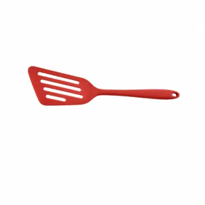 Paletta forata in silicone rosso per padelle antiaderenti, utensile da cucina resistente.