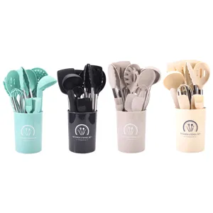 Set di utensili da cucina in silicone con manici in acciaio inox e secchiello portaoggetti.