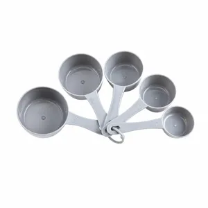 Plastik Messbecher Set mit Skala und genauen Abmessungen fuer die Kueche beim Backen.